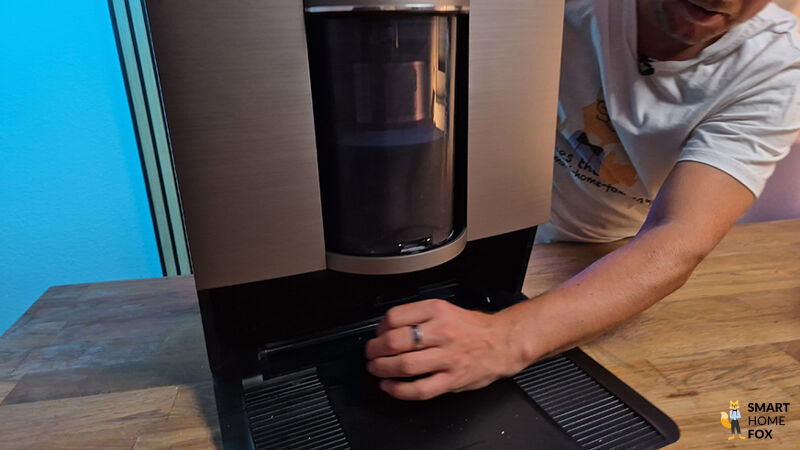Die ECOVACS OmniCyclone Station erinnert optisch an einen Kaffeevollautomaten.